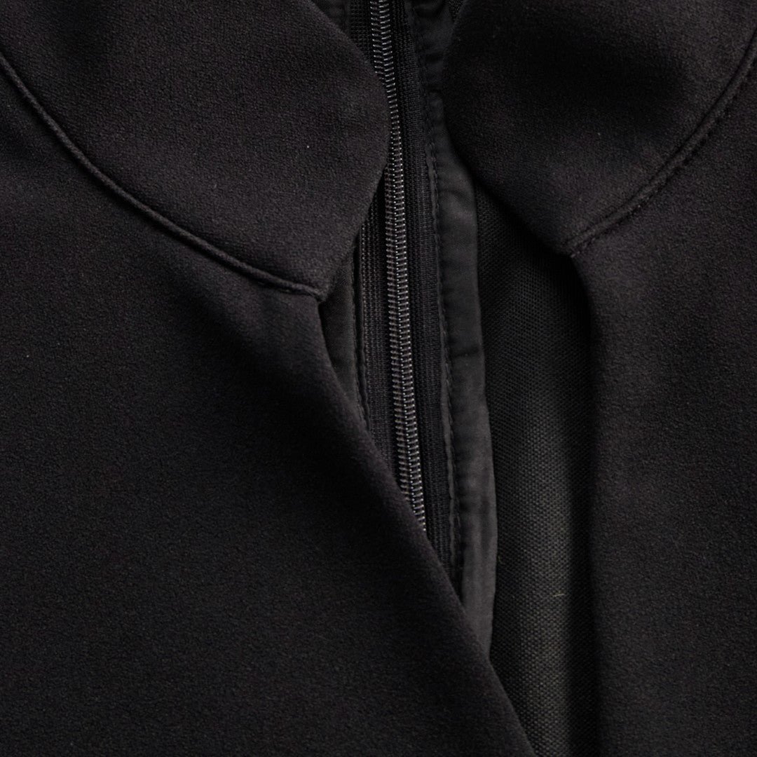 Marina | Vestido negro refinado con cinturón y cuello mandarín - Van Moreau Utrecht