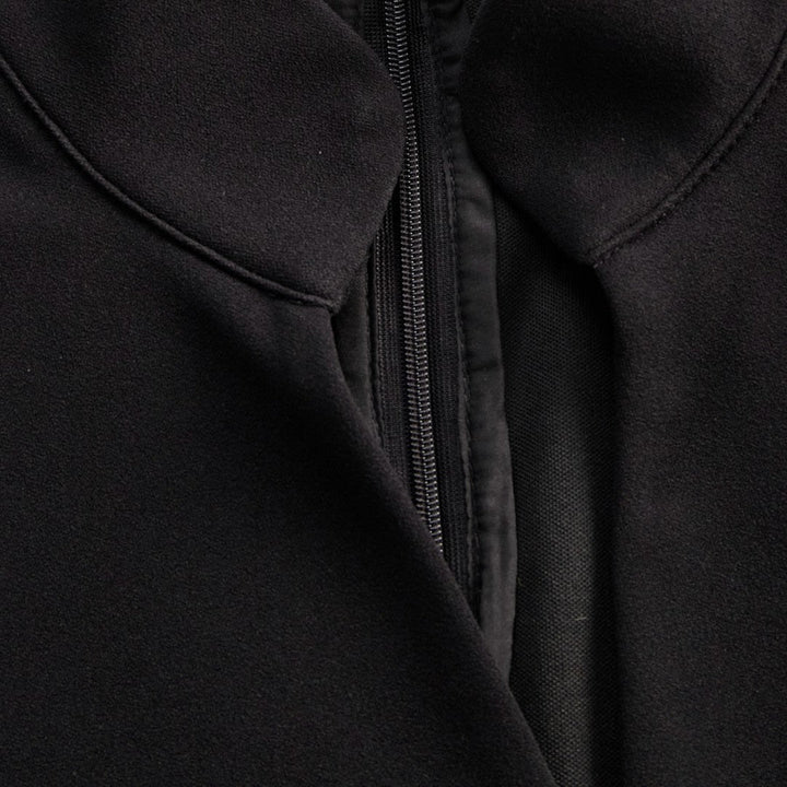 Marina | Vestido negro refinado con cinturón y cuello mandarín - Van Moreau Utrecht