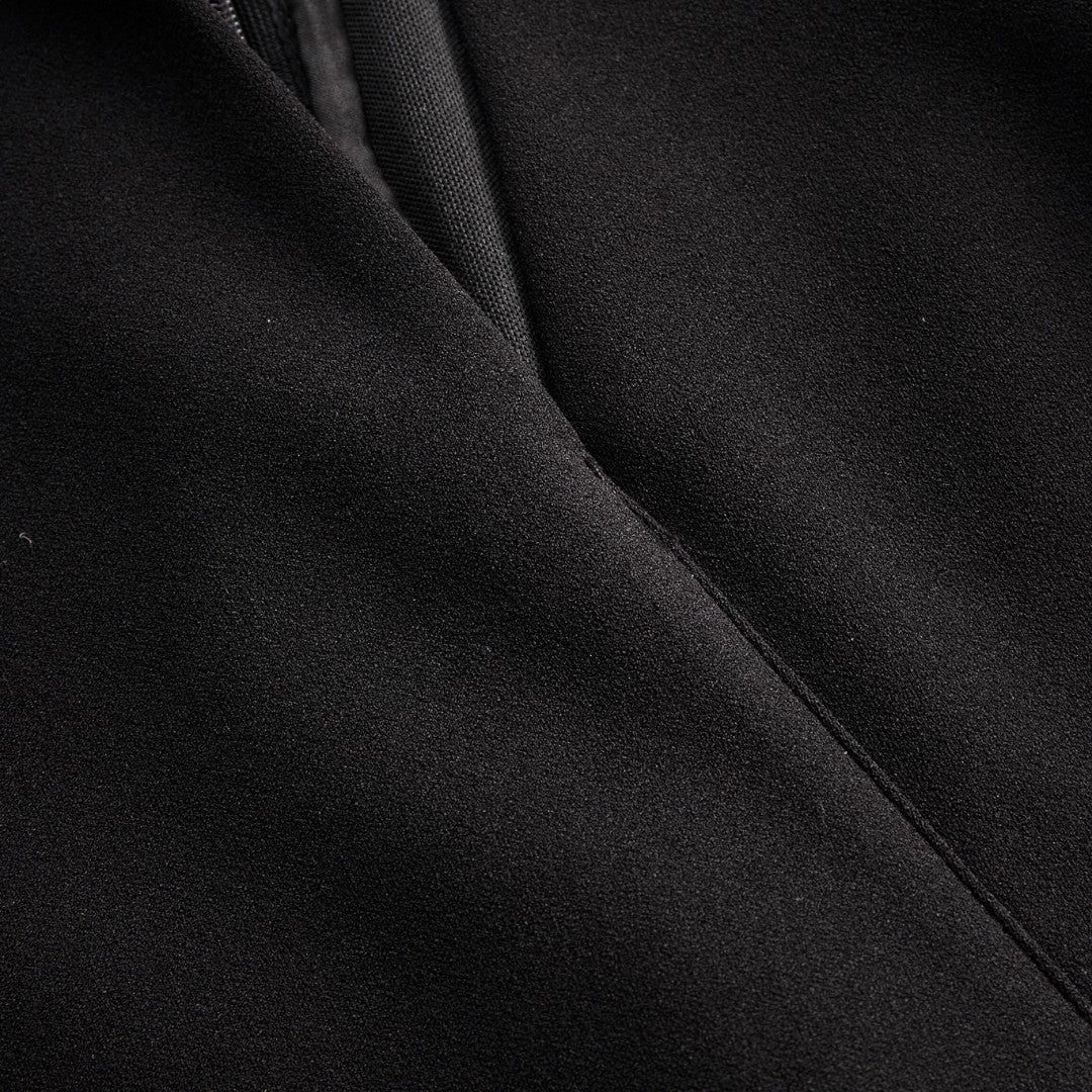 Marina | Vestido negro refinado con cinturón y cuello mandarín - Van Moreau Utrecht